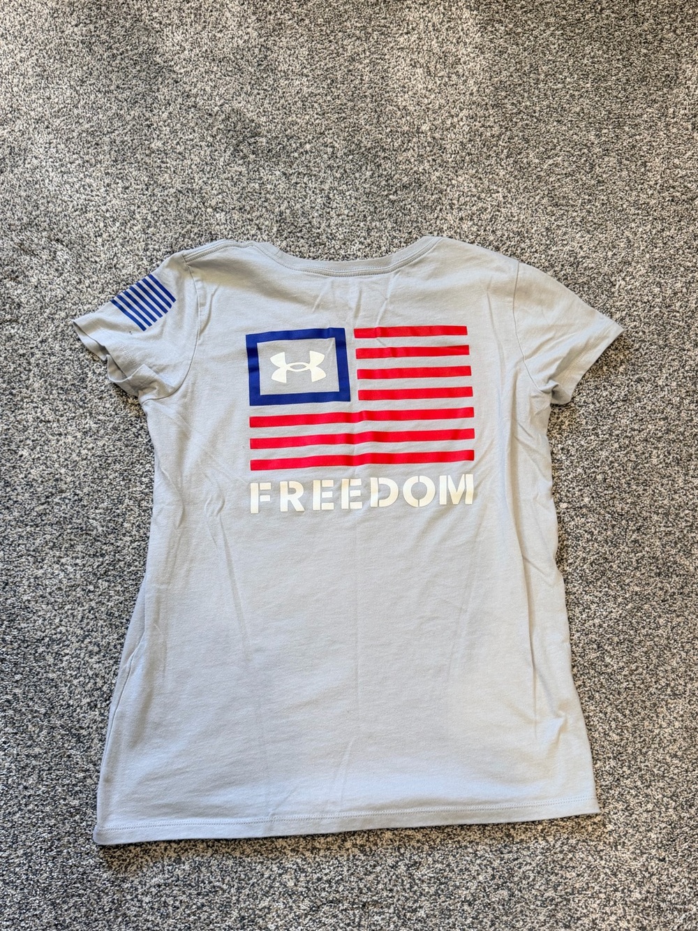 Under Armour Women's Loose 'Freedom' Tee with Red & Blue Flag Graphic Size XS